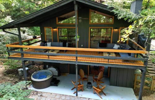 Maggie Valley 4BR Cabin with Hot Tub in Serene Forest - Foto 3