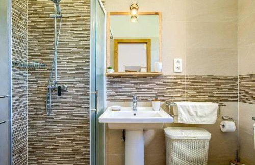 5-Bed Villa with Pool, Jacuzzi & Padel Court - Foto 38