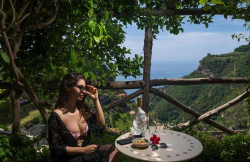 Admiring Amalfi - Photo 2