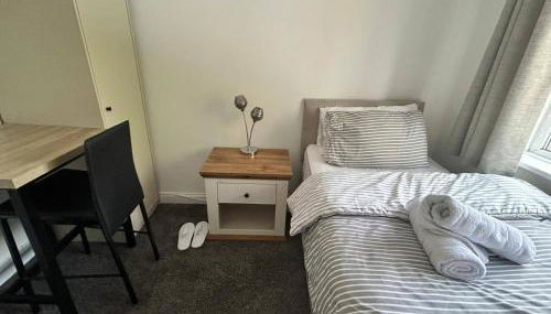 Cosy 3-Bed Retreat - Garden Parking & Bbq - Foto 5