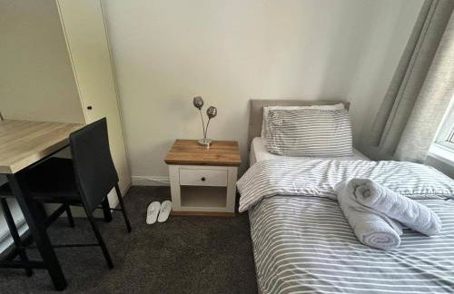 Cosy 3-Bed Retreat - Garden Parking & Bbq - Foto 5