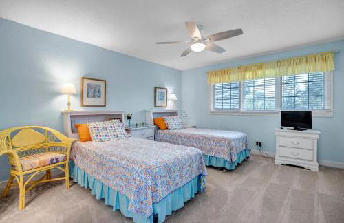 Beachy Vibes - 2BR w lake views & screened sunroom - Foto 41