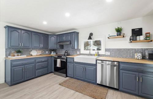 Luxury Lakeview Stay | Main&Guest House, Sleeps 10 - Foto 42