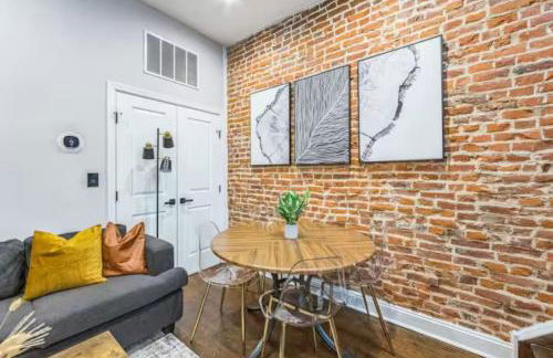 Lovely 2BR w Patio - 10 mins to DT - Sleeps 10 - Foto 5