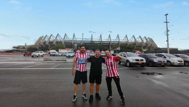 Partita di calcio a Barranquilla con guida locale - Foto 4, Di fronte allo stadio Metropolitano Roberto Meléndez