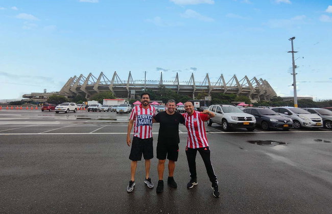Match de football à Barranquilla avec des supporters locaux - Photo 4