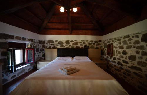 Villa & Stone House with Pool, 10 Mins to Skala Eressos Beach - Foto 11