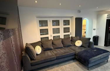Modern 5 Bedroom Home in Solihull - Entire House - Garden - Contractors - Relocators - Family - NEC - BHX -Sleeps 9 - Foto 10
