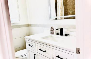 Spacious and Exclusive Oasis 6BR 3BA - Photo 25