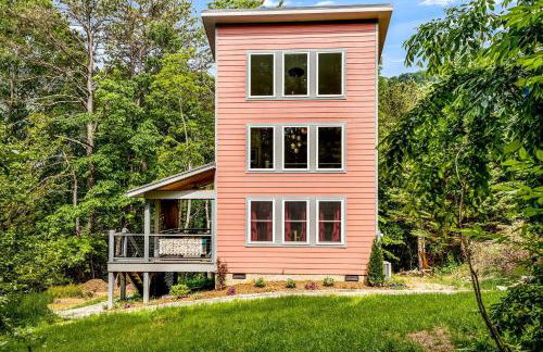 Unique Barbie-Themed Pink Cabin in Black Mountain, North Carolina - Foto 35