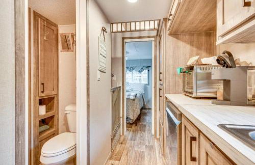 Walk to Lake Beaches Cabin with Patio in Belmont! - Foto 12