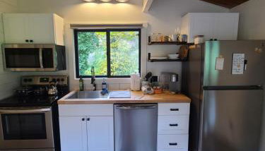 A Restful Studio Near a Creek and Forest - Pet Friendly - Foto 5, stove, dishwasher, pet friendly, toaster, minibar