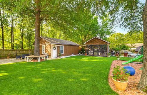 Home with Hot Tub, Playset and Grills in Clarksville! - Foto 28