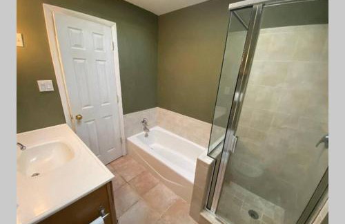 Cozy 4BR 3BA Home- Train to NYC, USOpen, CitiField Mets, MSG, Walk to Harbor & Golf - Photo 11