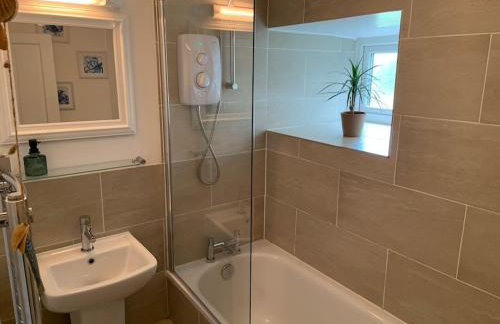 Large 3 bedroom flat in Sennen - Photo 15