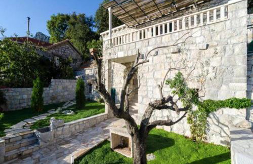 Villa Falcon Rook - Four-Bedroom Villa with Terrace and Swimming Pool - Photo 1