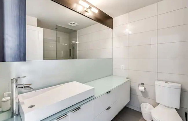 Lanterra Downtown Cn Tower - Photo 76