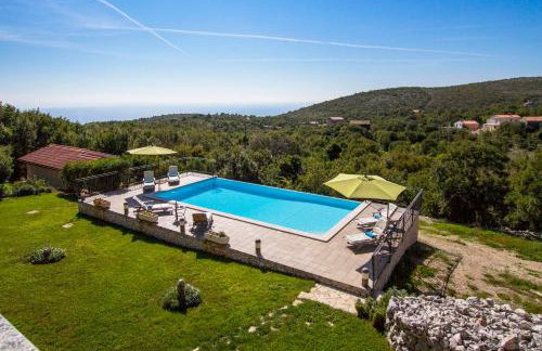 Elegant 4-Bedroom Villa with Private Pool and Amazing Sea Views - Photo 1