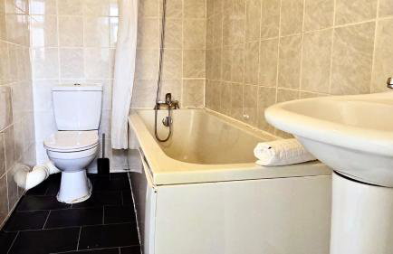 Comfy Entire Apartment with Free Parking in Bury Town - Photo 14