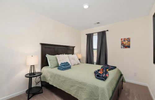 New 3BR Raceday Retreat - Steps from Speedway - Foto 14