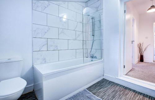 Newly Refurbished 3 Bed 2.5 Bath House in Staines - Foto 23