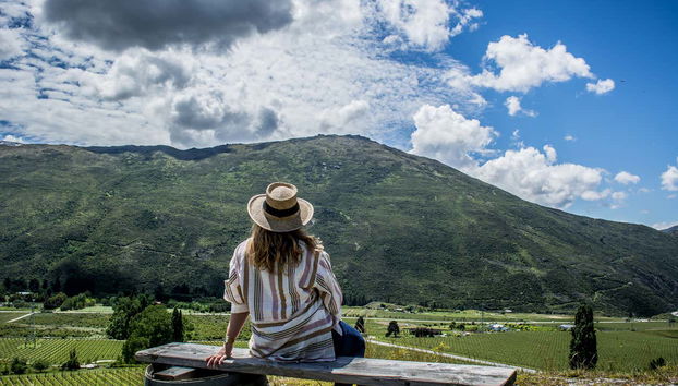 Una ragazza ammira i vigneti di Queenstown