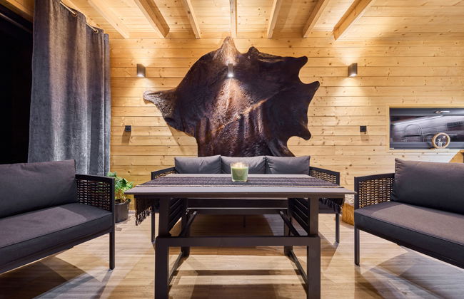 Luxe Timber Lodge & Relaxing Bath - Photo 11