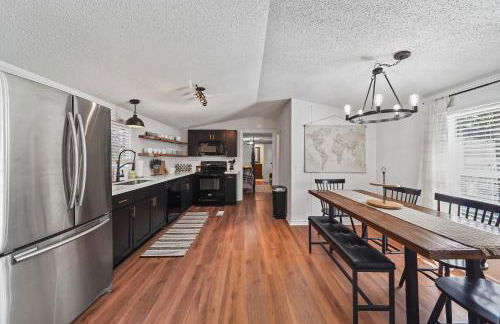 Lake Conroe 3BR Home w Boat Ramp Access, Kings, BBQ, Sleeps 8 - Photo 9