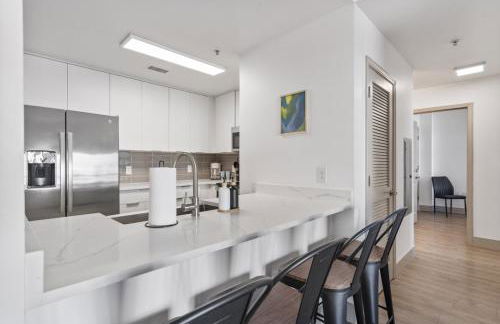 Bright Uptown Bliss - Free Parking, Walkable, Views - Foto 12