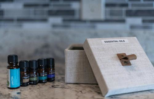 Stunning Views + Hot Tub + Location! 3 bed/3 bath - Foto 14