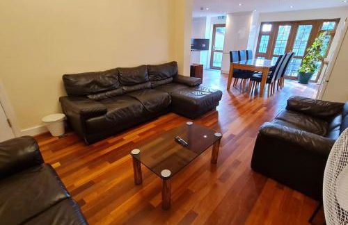 Luxury London House Sleeps x 16, Free Parking, Free Wifi, Garden Patio, Close to tube line easy access to Central London - Foto 8