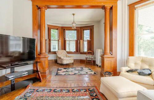 The Carew House Sleeps 10 Fenced 4BR Full Kitchen Steps2 YCP - Foto 14