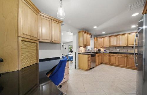 Tropical PoolHome Walk to Shops Near Beach - Foto 13