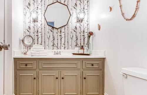 4,100-Sq-Ft Gem with Pool Table and Yard in Raleigh - Foto 25