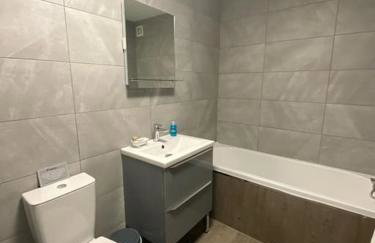 POPPY LUXURY LODGE Sleeps 8 at Fairview Farm, Ravenshead, Nottingham Near Sherwood Forest, Dog Friendly, Farm Stay great for wedding groups, families, Hen Do's, friends gatherings with amazing views - Foto 55