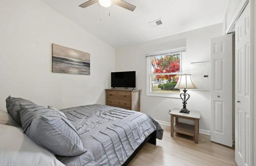 New Lakefront Getaway Private Hot Tub Min to DMC - Foto 35