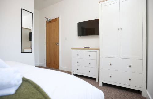 Gloucester Rd By N And N Stays, Newly Refurbed 6 Bed all ensuite house by N And N Stays Ltd, Perfect for contractors and Corporate stays, Close to YTL Arena Site, Pvt Parking for Vans and and work vehicles, Wifi - Foto 40