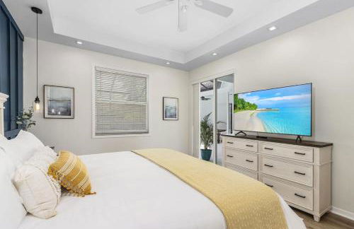 Villa Tropicana Luxury pool home. Gated community - Photo 18