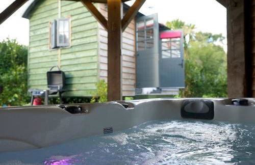 Romantic Retreat - Luxury Shepherds Hut + Hot Tub! - Foto 23