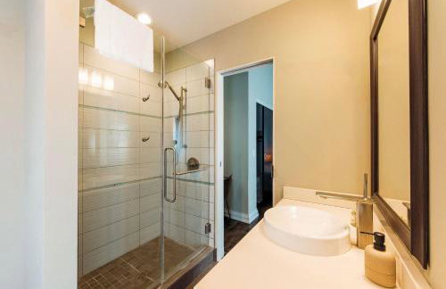 Downtown Luxe 2BR Loft Apt - Sleeps 6-7 - Walkable - Foto 16