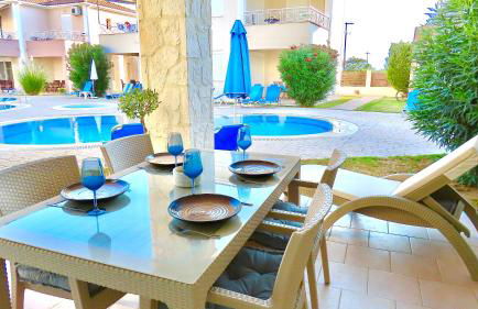 Phoebes Place At Kalamaki Court, 2 Bedroom Villa With A Shared Pool - Foto 9