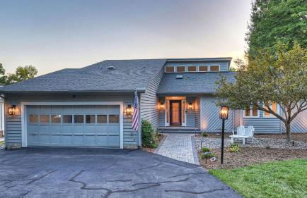 Lakefront Home w Pool, Dock, Fire Pit & Game Room Sip, Sip Away by Avantstay - Foto 40