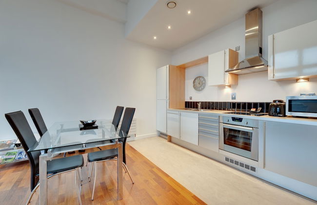 Crown Apartments By Week2Week - Photo 33