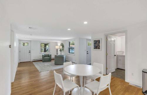 Jenkins Pond Beach Access with BBall Hoop & Grill, Bright Cape Cod Retreat near Jenkins Pond in Falmouth - Parking, Modern Retreat with Outdoor Space, 24 Hour Hospitality - Foto 17