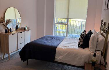 Modern 1-Bed Flat, Sleeps 4 - Photo 12