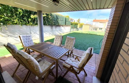 Unifamiliar con jardín, piscina, tenis y pádel - Foto 2