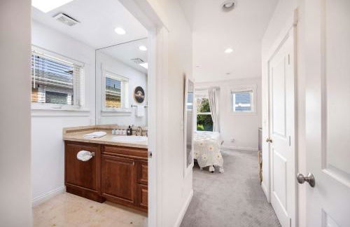 Rare 3BR Modern Urban Escape Private Garage - Foto 34