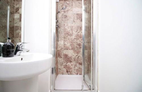 Modern and Cosy 3 Bed House Close to Cardiff City Centre perfect for Family Relocations, Contractors & Groups by Gurkha Stay with Free Parking and Wifi - Foto 20