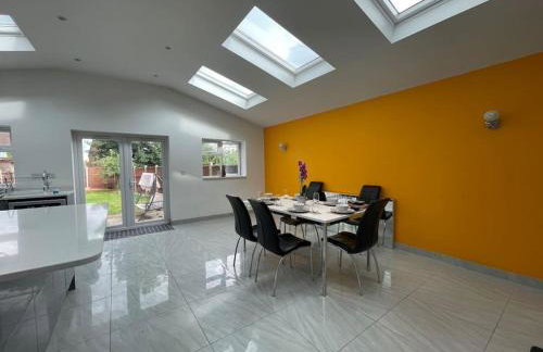 Luxurious Detached Holiday House Free Parking near Airport Town Centre Railway Station - Foto 11