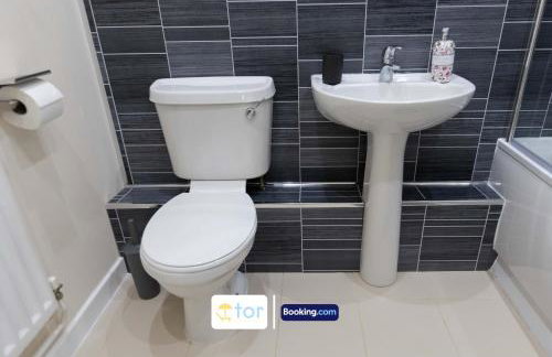 Large 2 Bedroom Apartment By The One Retreats Short Lets & Serviced Accommodation Horley Close To Gatwick Airport - Foto 62